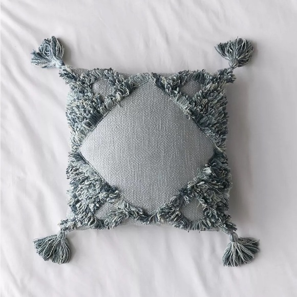 🆕 Urban Outfitters Hedda Blue Textured Throw Pillow with Tassels - Picture 1 of 3